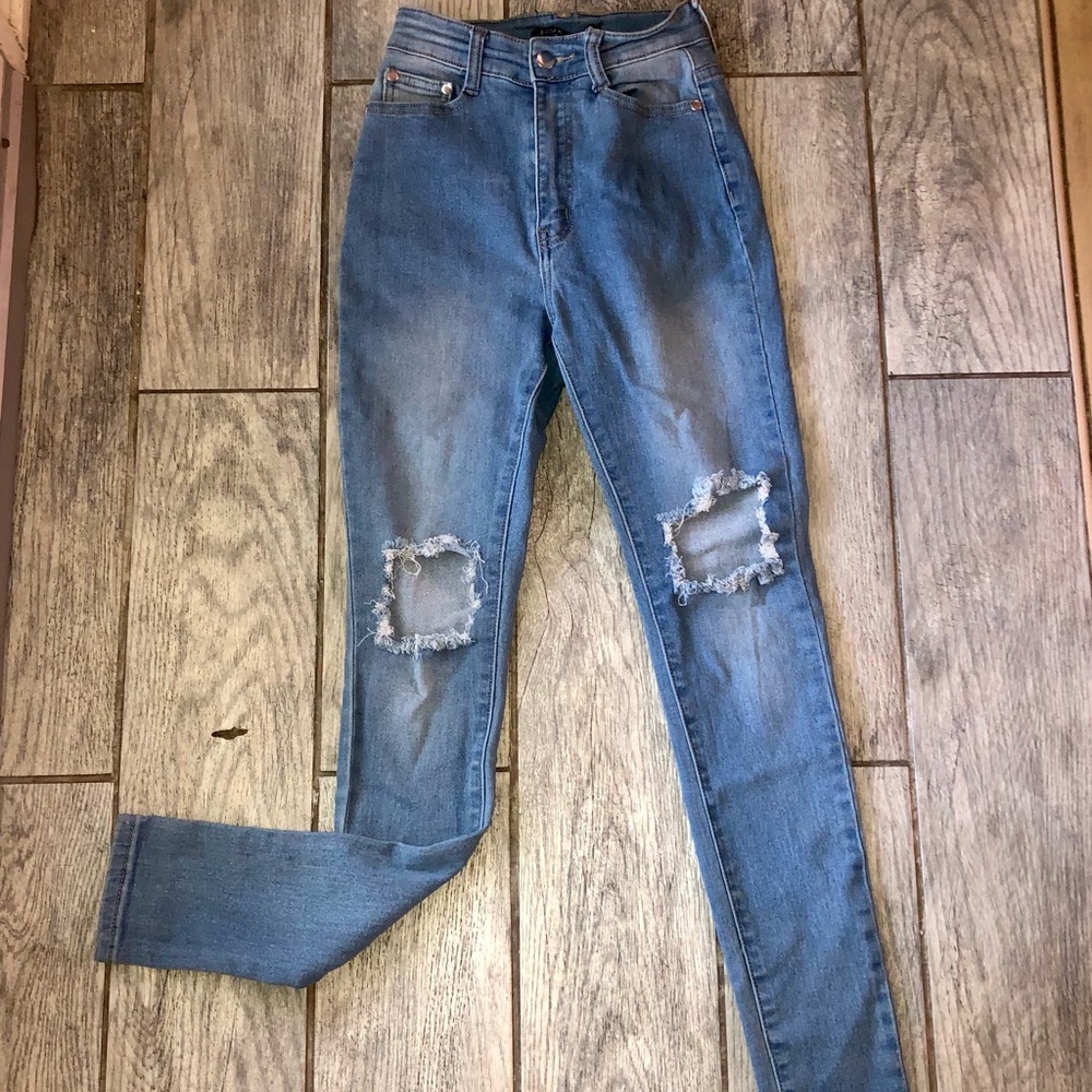 High waisted blue distressed skinny jeans 👖